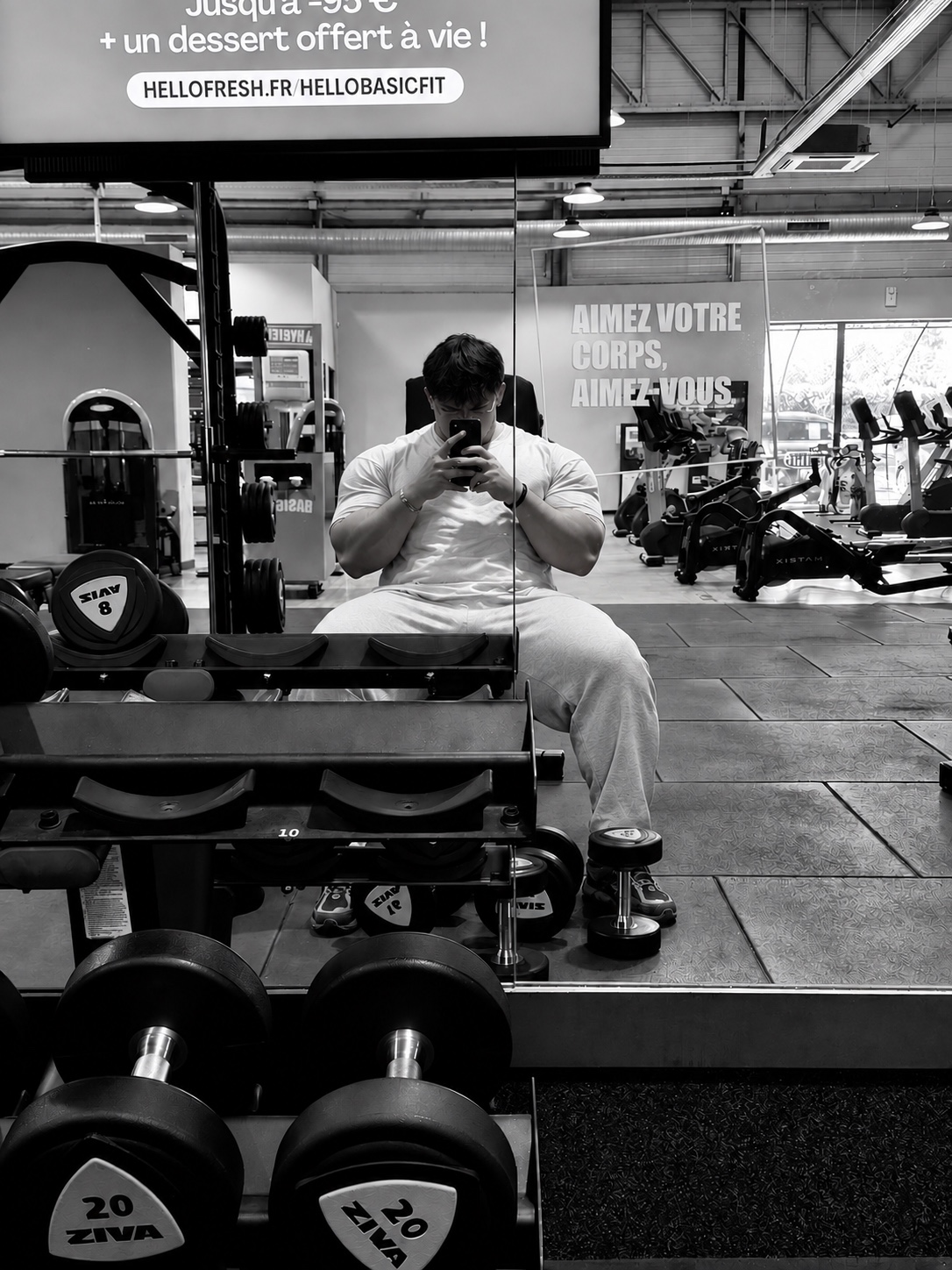 Tom à la salle de sport, face au miroir