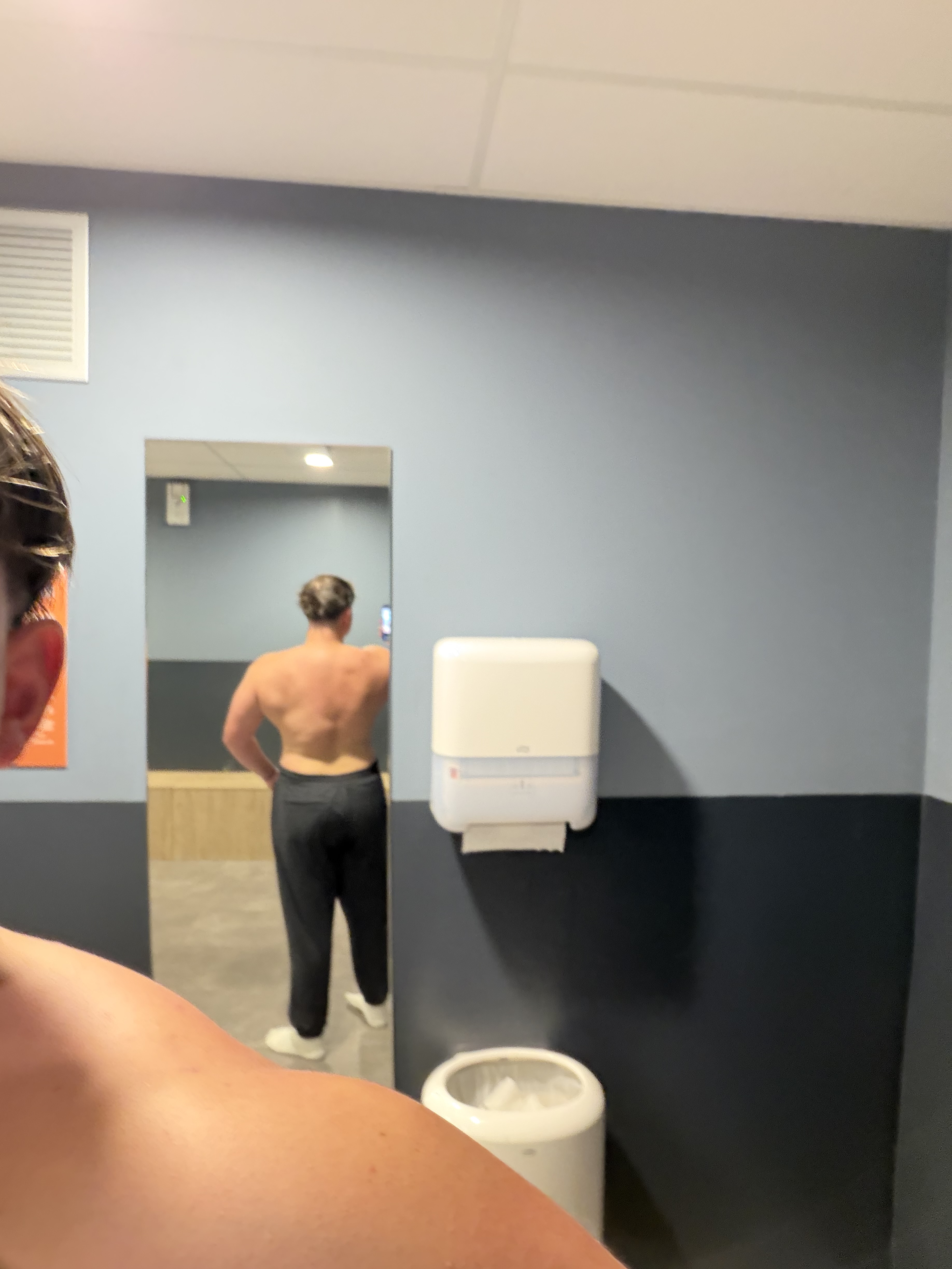 Tom de dos dans un miroir, une nouvelle photo de sa progression